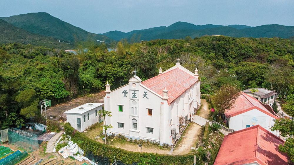 1864年，天主教傳教士開始於鹽田仔傳教，並於1890年建成天主堂（又名聖若瑟小堂）。