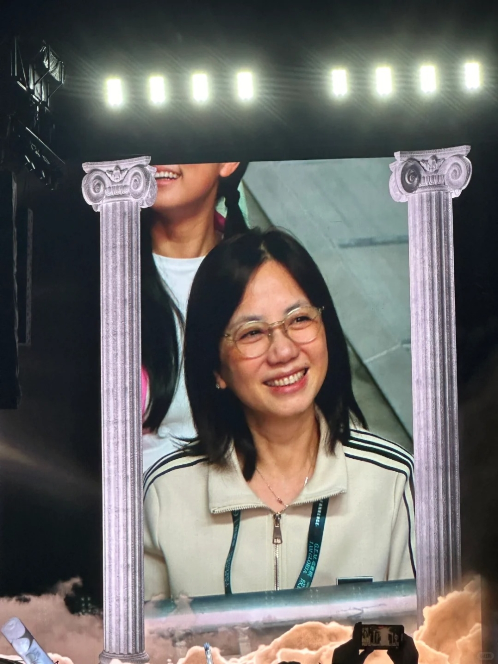 容佳文雖手揸樓王，但生活就依然相當貼地親民，打扮樸素之餘又食平民茶記，享受低調富貴生活。