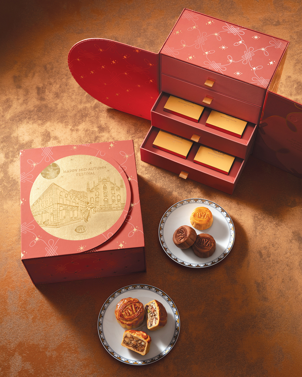 超驚喜！COVA 首度推出節日限定餐具組，直接收錄在禮盒裡！這款禮盒讓你一次就能品嚐到奶黃、流心朱古力、海鹽焦糖夏威夷果仁等多種豐富口味。