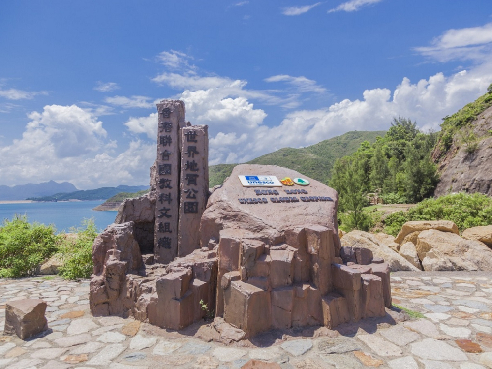 香港地質公園以罕見的六角形火山岩柱、多元地貌與生態、以及客家圍村和鹽田遺址等文化元素，成為融合自然與人文的世界級旅遊勝地。