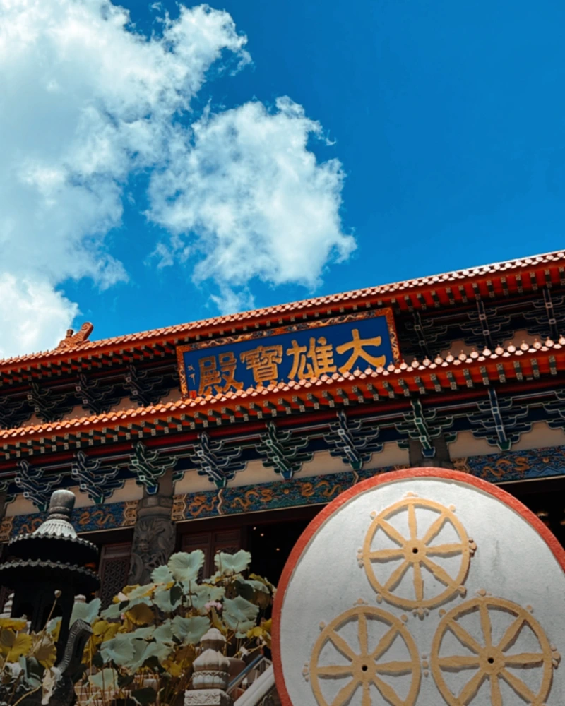 寶蓮禪寺建於1906年，是香港歷史最悠久的佛教寺廟之一，寺內環境清幽、香火鼎盛，更以其著名的齋菜和素點心聞名。