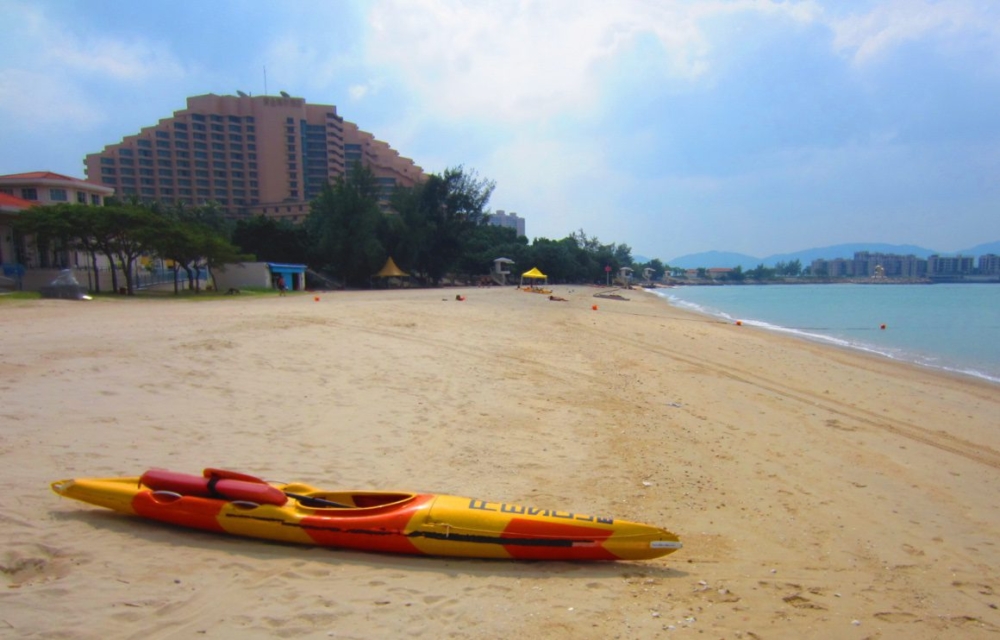 黃金泳灘是這裡最受歡迎的戶外活動地點之一。