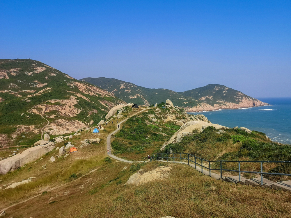 蒲台島因偏遠且光害極少，是觀星與露營的絕佳地點，擁有海景與星空相伴的紮營體驗，但設施有限，需提前準備充足物資。