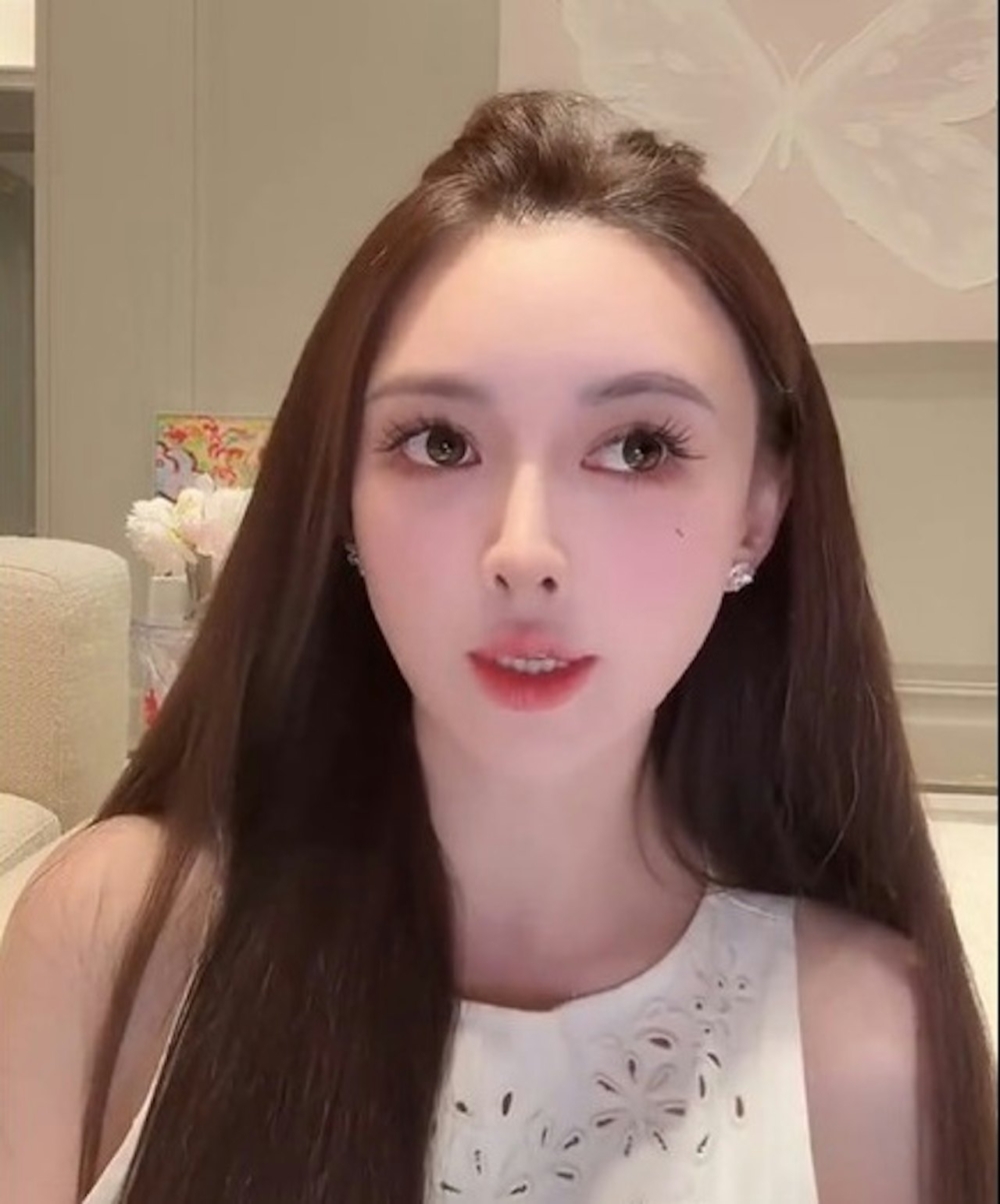 另外葉珂亦有在近期直播中證實與黃曉明分手消息，並鬆口爆出分開內幕