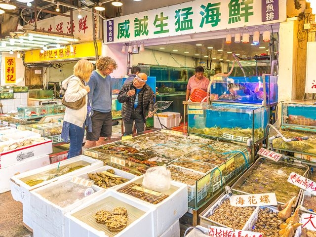 屯門市區或三聖海鮮街（青山灣）提供豐富海鮮選擇