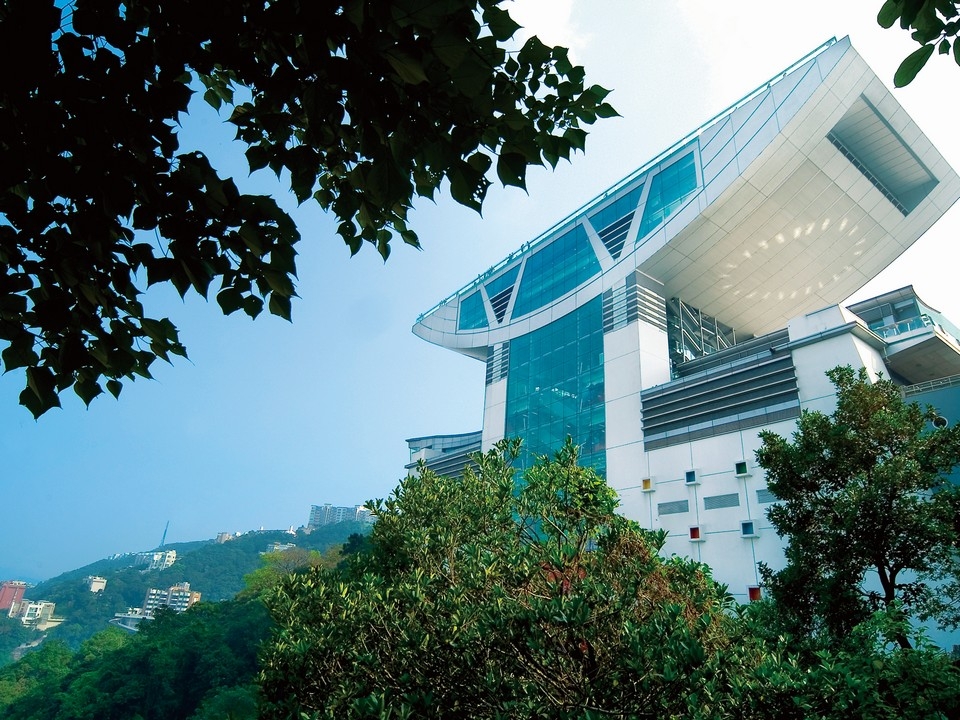 西高山的主要起點位於山頂廣場，交通十分便利，不論從哪裡出發，都能輕鬆抵達。