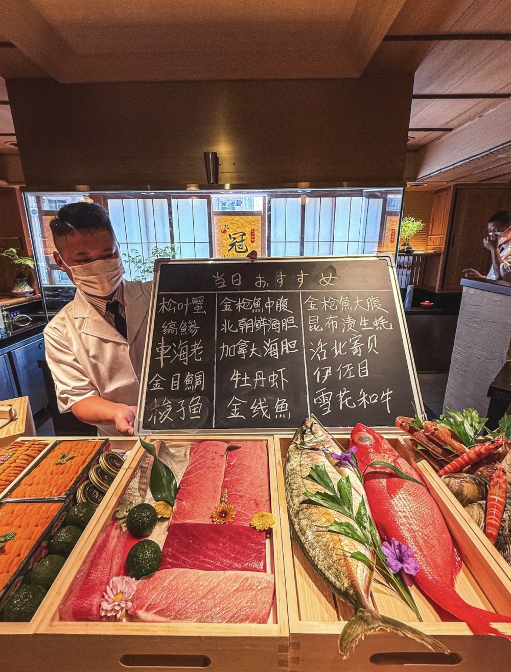 ¥980可以吃到小黑板上的時令鮮魚,每款限一份。