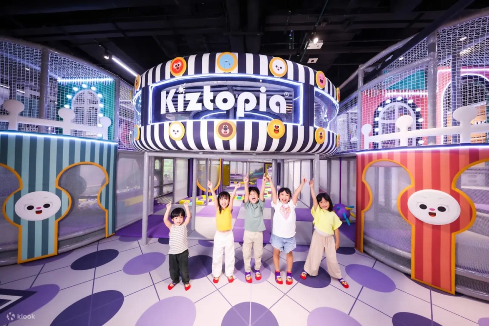 位於沙田新城市廣場的 Kiztopia 是香港首間海外旗艦店，佔地約 12,000 呎。這裡結合了玩樂、學習和美食，設有 15 個主題遊樂區，包括兩層高巨型滑梯、超大波波池和多樣化的角色扮演區，讓小朋友在遊戲中盡情放電並發揮想像力。