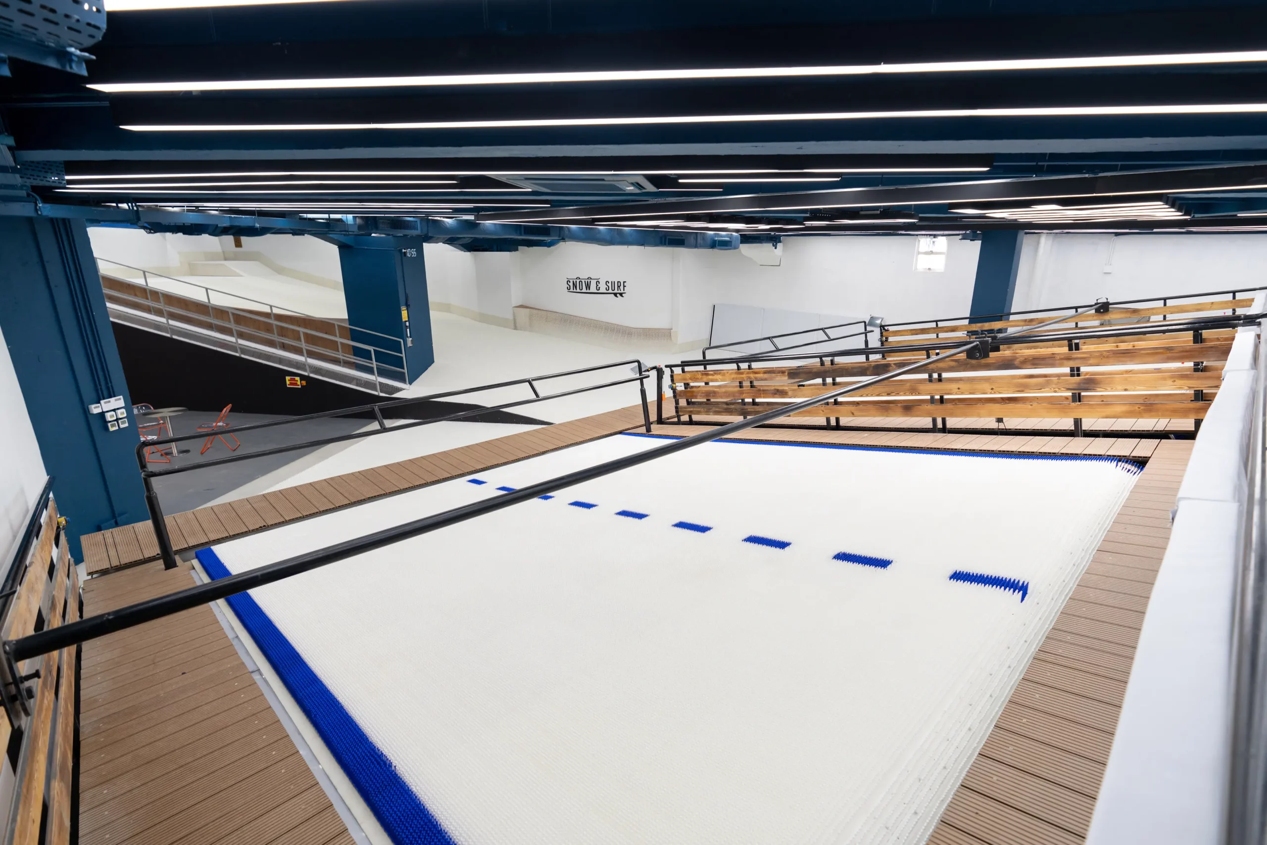 Snow & Surf 位於葵涌，佔地超過 10,000 呎，是全球首個結合滑雪與滑水的室內運動場。