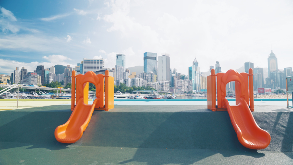 炮台山東岸公園提供完善的親子設施，包括草地、滑梯和兒童平衡車空間，適合家庭出遊和小孩玩樂。