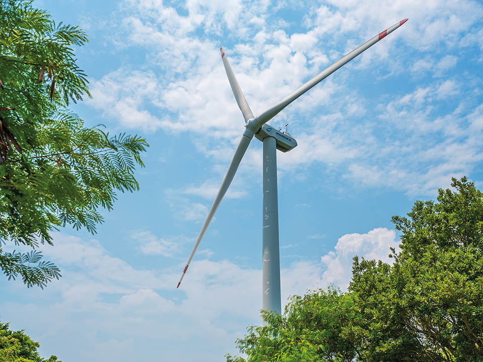 南丫島風采發電站坐落於南丫島大嶺，佔地2500平方米，設有一座塔高46米、葉片直徑50米的800千瓦風力發電機。