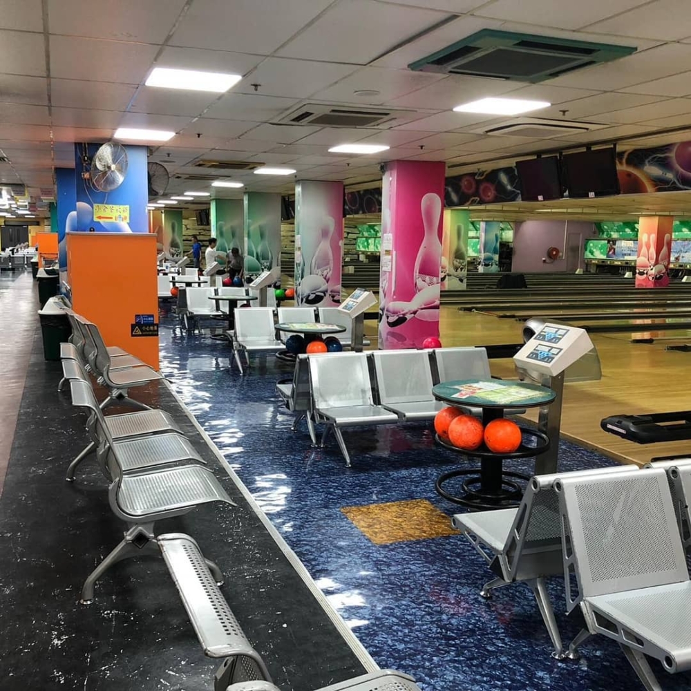 荃灣迪高保齡球場設有32條專業球道，每條球道最多可容納8位玩家，適合大群朋友或家庭同樂，場地寬敞舒適，無論是新手還是高手都能享受打保齡的樂趣。