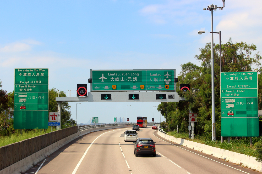 大嶼山自駕遊是運輸署2022年推出的計劃，允許市民在平日憑許可證駕車進入南大嶼山封閉道路，靈活探索昂坪、大澳等景點，適合家庭及寵物出遊，每日限額50個名額。