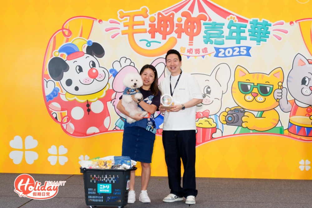 PressLogic 創辦人及行政總裁 Ryan Cheung （右）為多位傑出「毛孩小編」頒發「我最愛毛孩小編獎」，表揚他們在毛孩社群中的出色貢獻。