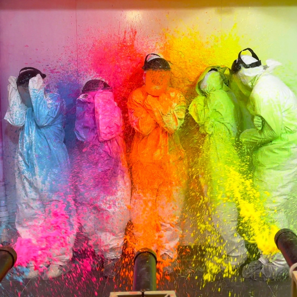 位於觀塘的 BOMB BATTLE 是一間來自馬來西亞的沉浸式遊戲館，結合了密室逃脫、動作和高科技元素，玩家必須在60分鐘內合作拆除炸彈，失敗的話會受到顏料懲罰，非常適合親子家庭、朋友或團體挑戰，考驗團隊默契。