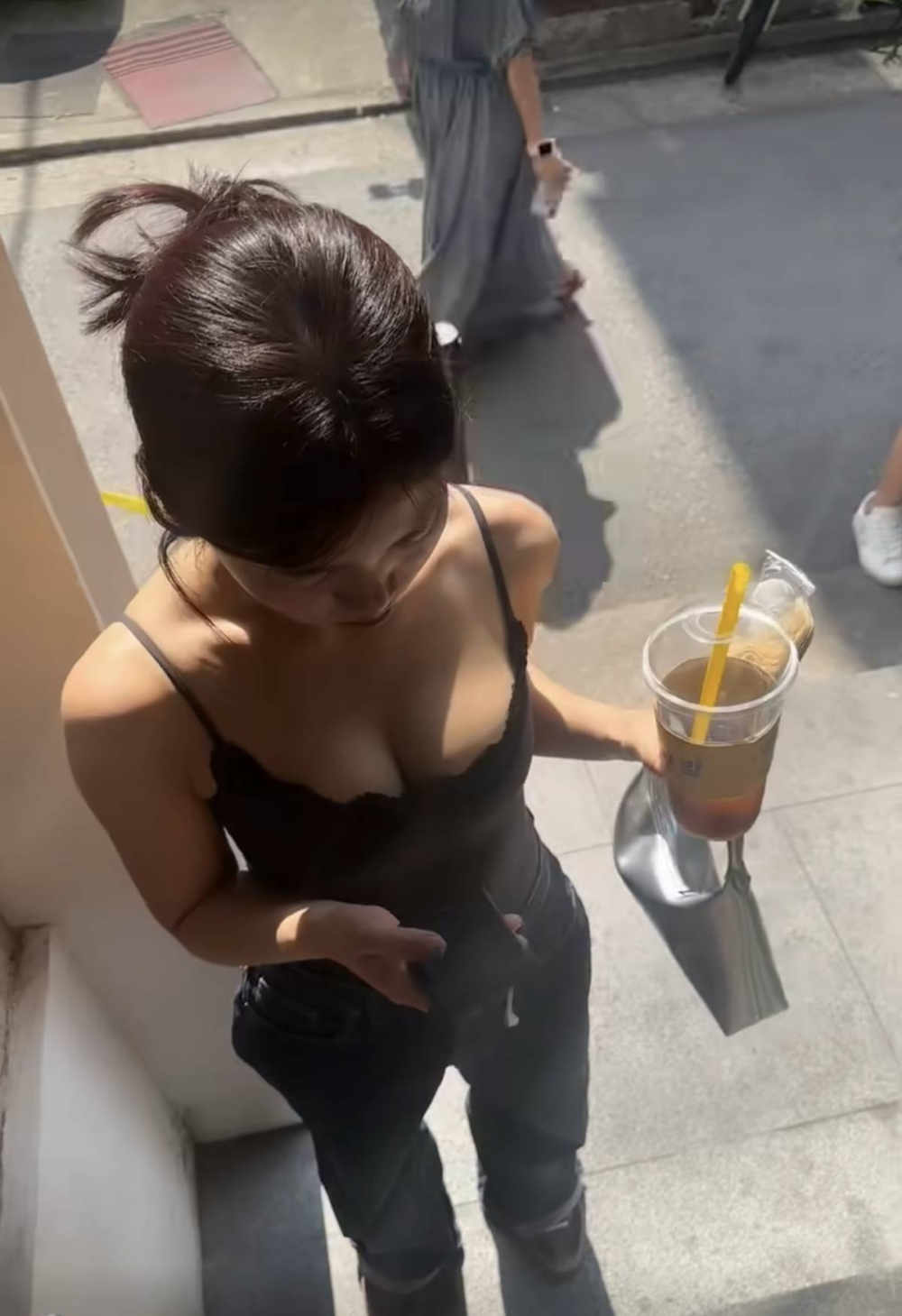 陳欣妍曬出一張她為妹妹Michelle拍攝的「邪惡視角」相