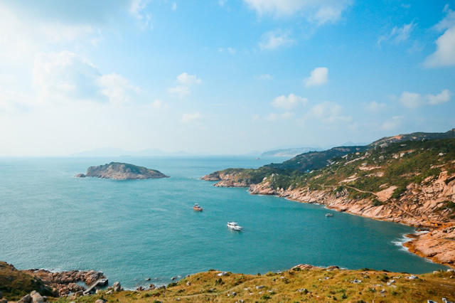 前往蒲台島必須乘坐街渡，主要有兩個出發碼頭：香港仔碼頭和赤柱卜公碼頭。