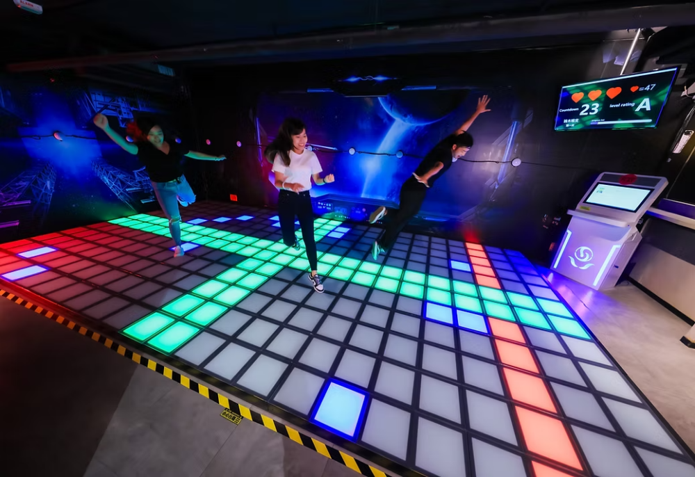 位於荔枝角D2 Place的 PowerPlay Arena，是佔地約5,000呎的一站式室內遊樂場，提供刺激的室內飄移賽車、全港首個大型電子踩階磚遊戲，以及多種經典遊戲，適合親子家庭、情侶和朋友一同玩樂。