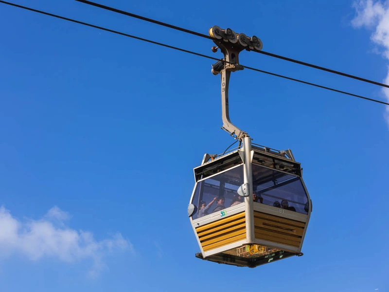 水晶車廂底部採用透明玻璃設計，可俯瞰腳下山海美景，視覺效果震撼，特別適合追求新鮮與刺激的遊客。