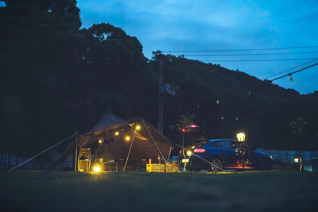 Autocamper 紅花嶺是位於紅花嶺山腳的寧靜車中泊營地，採用日台設計美學，提供碎石步道分隔的草地營位、完善衛浴設施和多款營帳租借，並鄰近行山熱點，可遠眺壯麗的沙頭角日落。