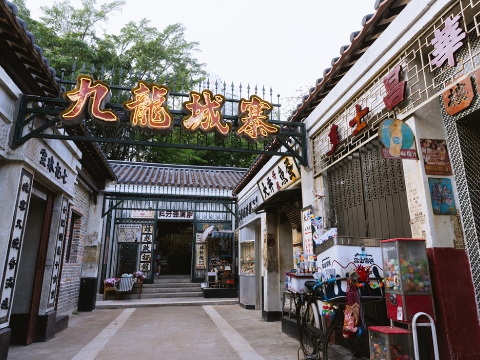 這並非傳統意義上的「戶外展覽」，而是通過沉浸式投影和互動裝置，讓遊客「走進」昔日九龍城寨的獨特空間。