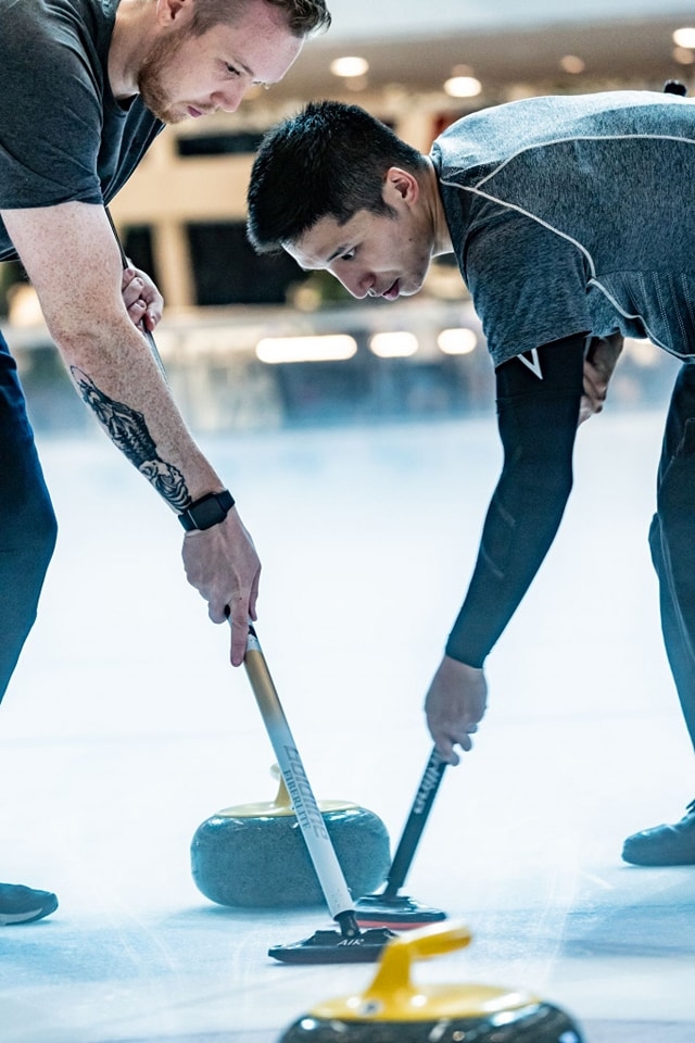 在歡天雪地溜冰場，公眾滑冰時段通常無需預約，但建議週末及假日前往前先確認，並穿著保暖衣物與配戴安全裝備以確保溜冰體驗舒適又安全。