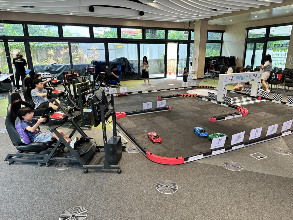 位於數碼港商場的 Formula Square，是香港唯一結合實體與虛擬的賽車體驗館，佔地約8,000呎。這裡提供安全的遙控小型賽車，讓小朋友體驗速度與操控的樂趣，並可與家人進行友誼賽，是極具特色的親子室內好去處。