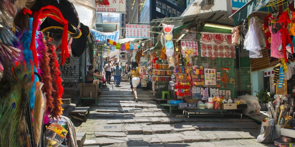 石板街（砵典乍街）是中環一條擁有超過160年歷史的一級古蹟，這條由不規則石階鋪成的老街，如今已成為融合傳統攤販、文創小店與現代潮流的熱門打卡地，也是多部電影的經典取景地。