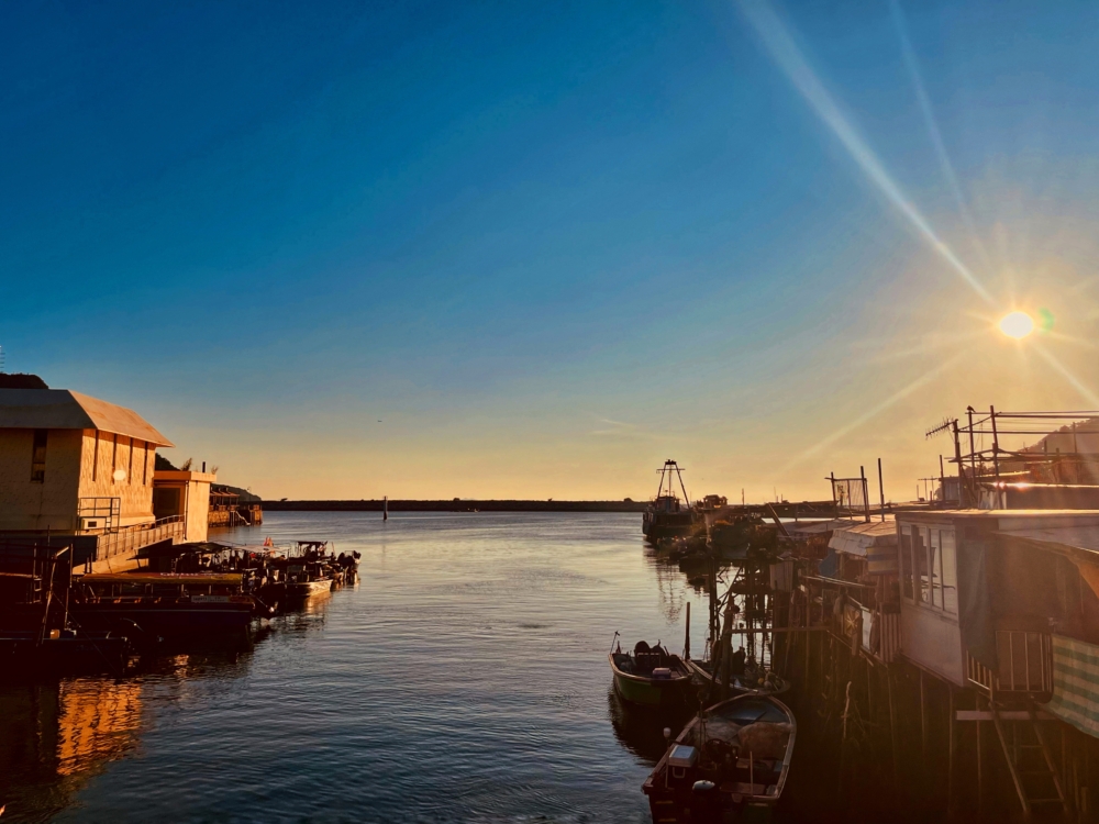 大澳是大嶼山著名漁村，被稱為「東方威尼斯」，保留了水上棚屋和純樸氛圍，是很適合一個人來感受舊日風情的散心好去處。