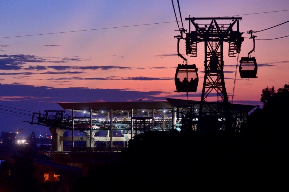 昂坪纜車提供生日當天免費搭乘標準車廂及親友8折優惠，並有360大澳通、大澳文物酒店午餐套票及360全年通等特別套票，滿足不同旅遊需求。