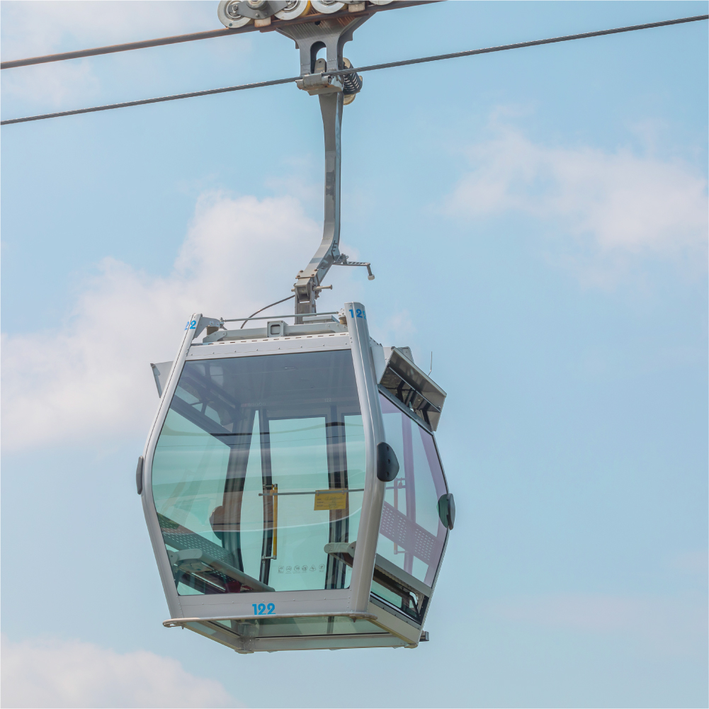 昂坪360提供多種門票優惠，包括香港居民生日免費、與其他景點的聯乘套票，以及線上平台折扣，建議提前購票以省時省錢並享有優惠。