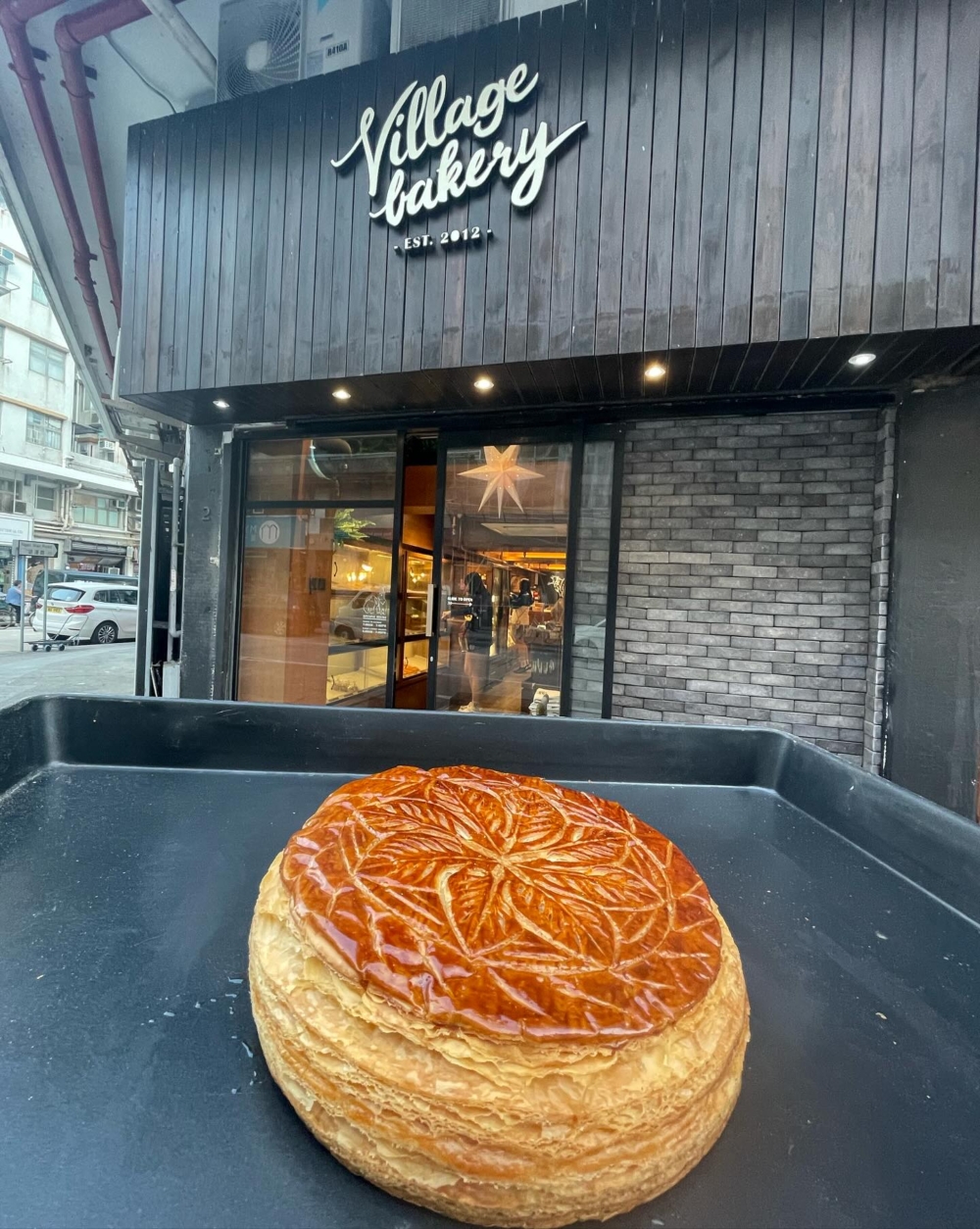 Village Bakery每日新鲜出炉的招牌牛角包、酸种面包及酥皮蛋挞最受追捧~