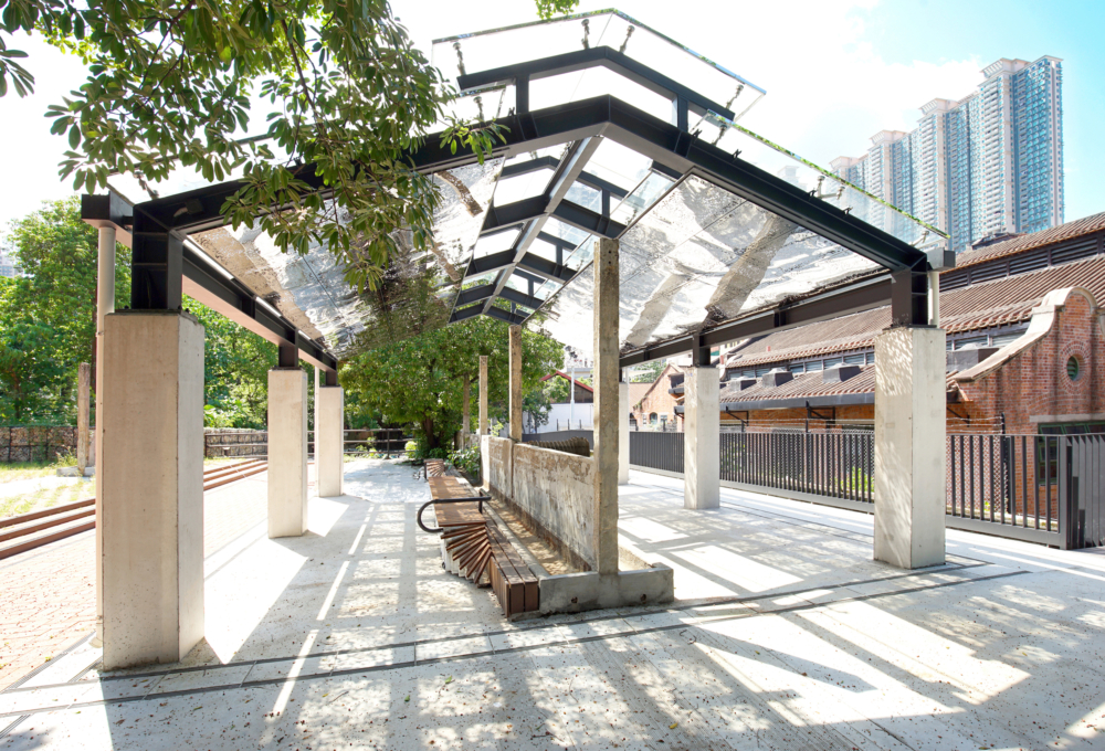 牛棚藝術村位於土瓜灣馬頭角道，前身是建於1908年的馬頭角牲畜檢疫站，曾用作屠房和檢疫中心，直到1999年停止運作。