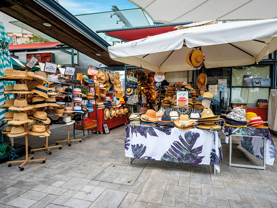 市集其實是沿着赤柱大街和小巷形成的一片傳統市集區域，由多棟保留殖民風情的低矮建築組成