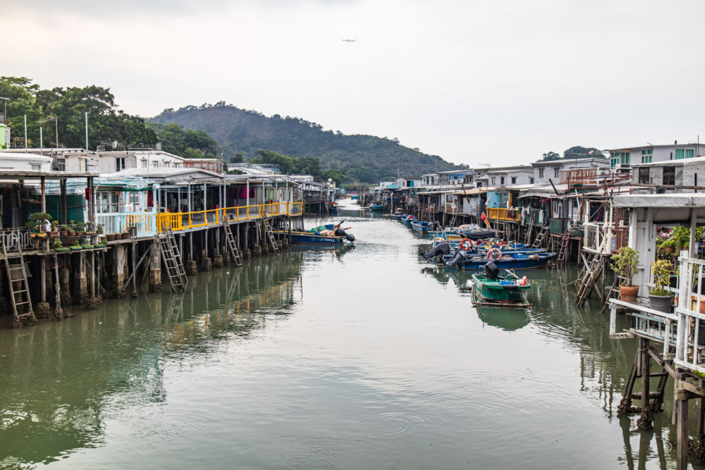 大澳漁村位於大嶼山的西部，遠離市區的喧囂，以獨特的水上棚屋景觀、豐富的生態環境和傳統漁家文化而聞名。