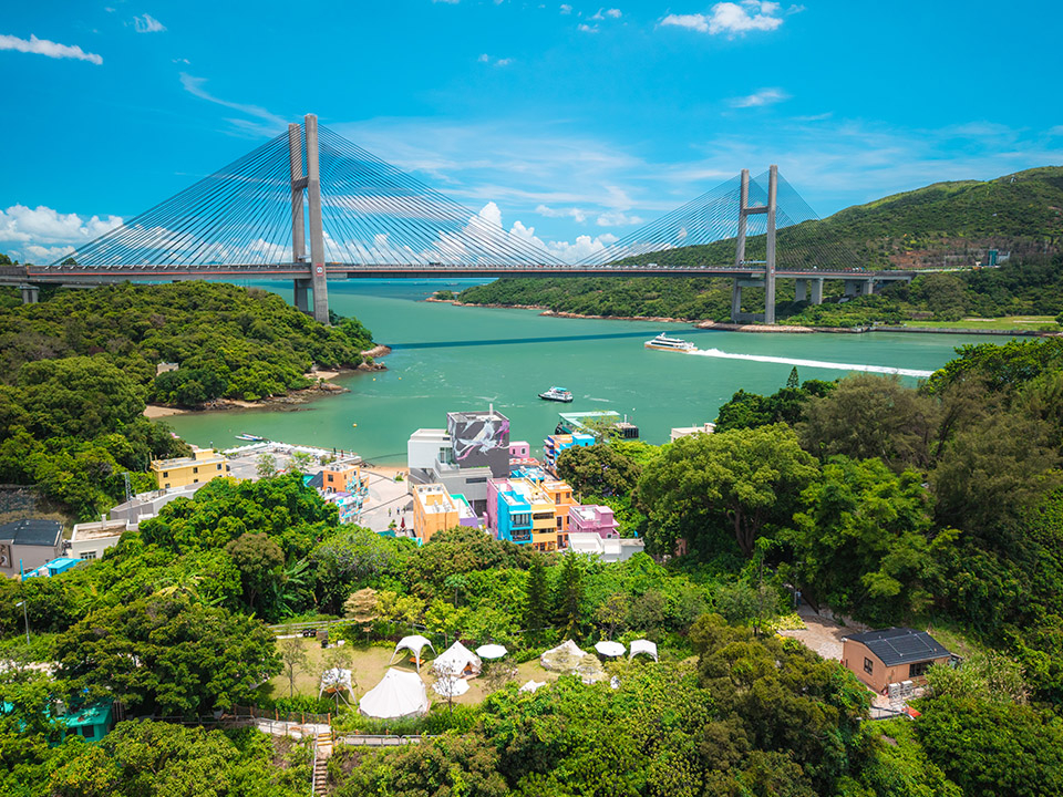 馬灣是香港隱藏的旅遊寶石，融合自然風光、彩色藝術村莊與親子樂園，適合一日遊探索！