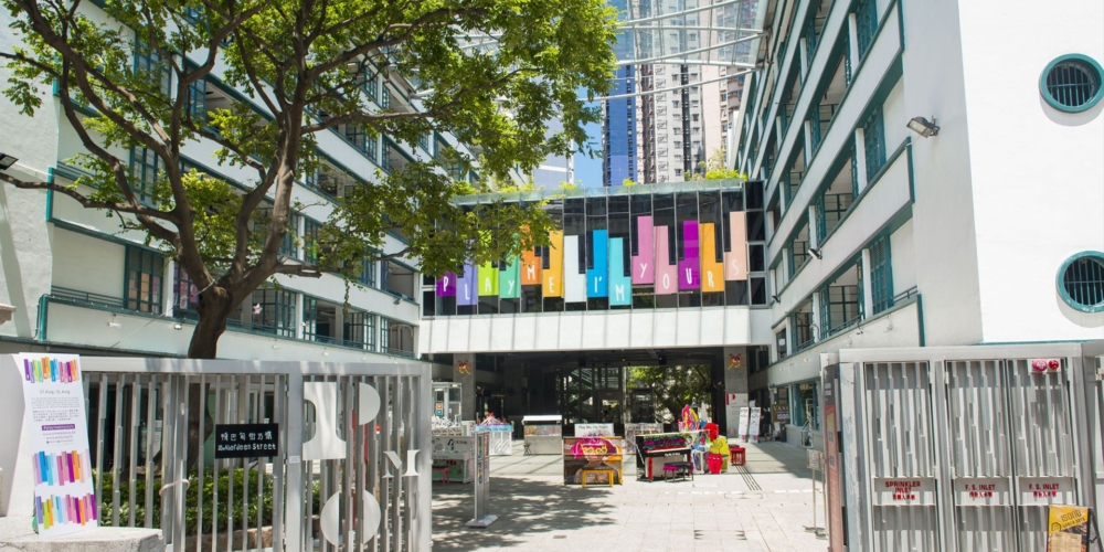 PMQ元創方將舊警察宿舍活化為中環的文創地標，匯聚超過百間本地設計品牌、藝術工作室和特色餐廳，讓遊客能在充滿故事感的建築中，體驗購物、用餐和創作的樂趣。