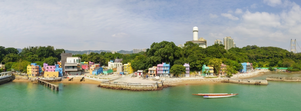 馬灣是一座結合自然生態、歷史古蹟與多元交通的小島，提供豐富的休閒體驗，其中以歷史建築改建的馬灣1868更是必訪的打卡熱點。