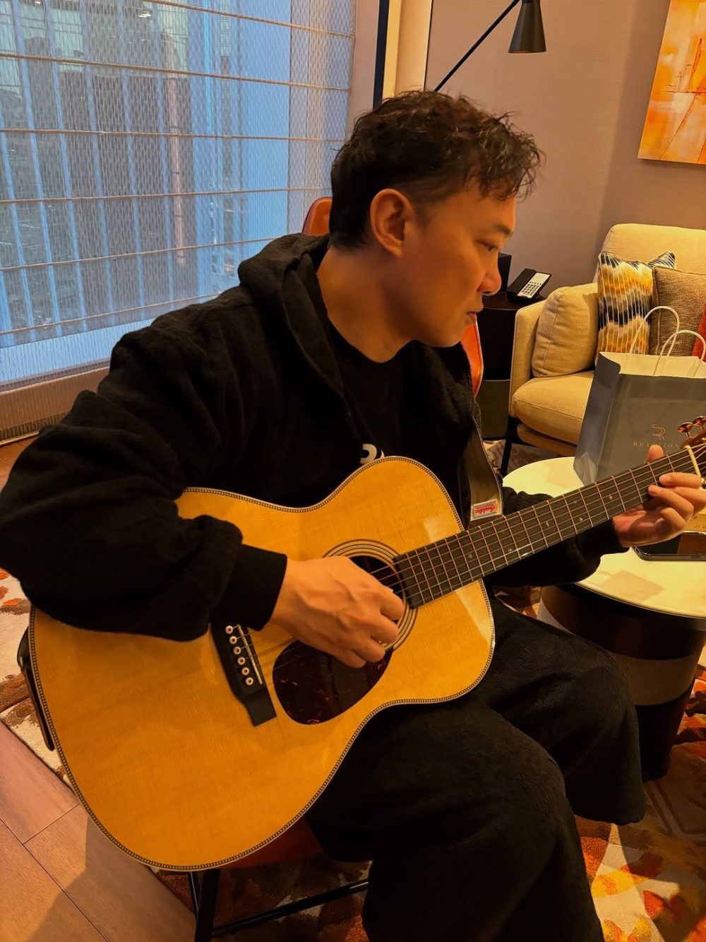 從紀錄片中可見，Eason對演出要求非常苛嚴，有時更會因出錯而會發自己脾氣