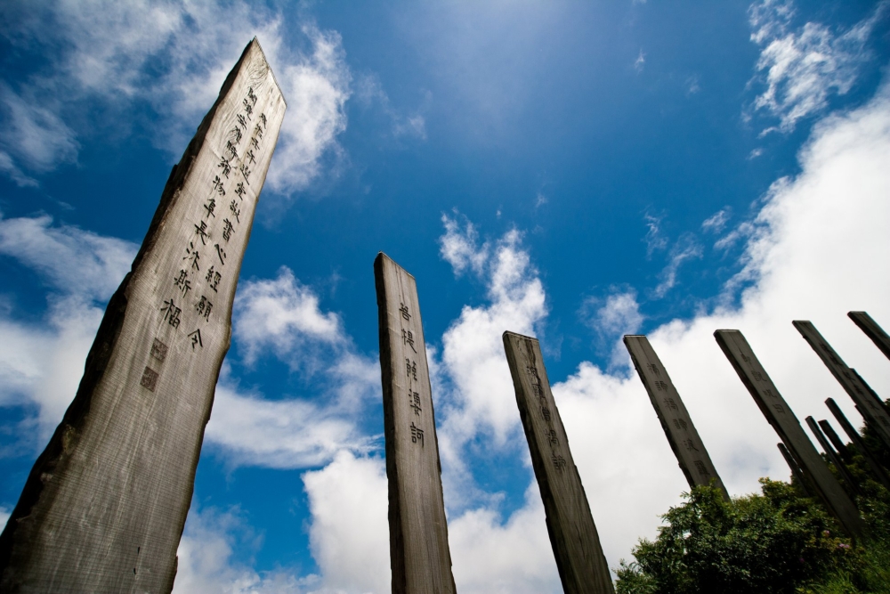 心經簡林以多根刻有《心經》經文的木柱排列成「∞」符號，環境寧靜且充滿禪意，是個適合靜心和拍照的好地方。