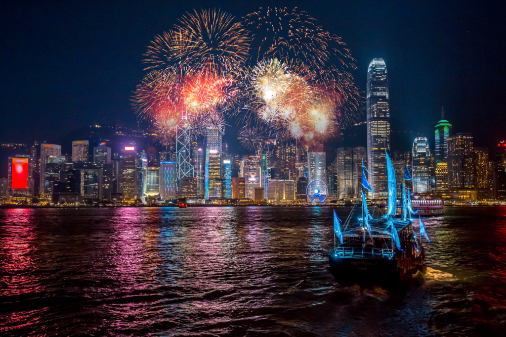 維多利亞港是香港的標誌性地標，以其迷人的海景和兩岸的摩天大樓聞名於世。