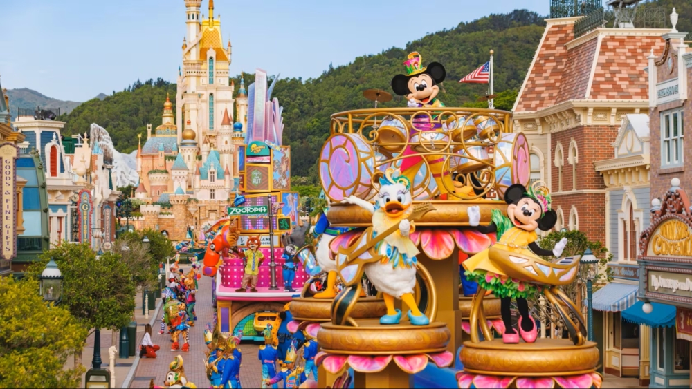 為了迎接20週年，樂園推出了自開幕以來最大型的全新巡遊派對，於指定觀賞區近距離體驗，與花車上的迪士尼好友互動，投入難忘派對。