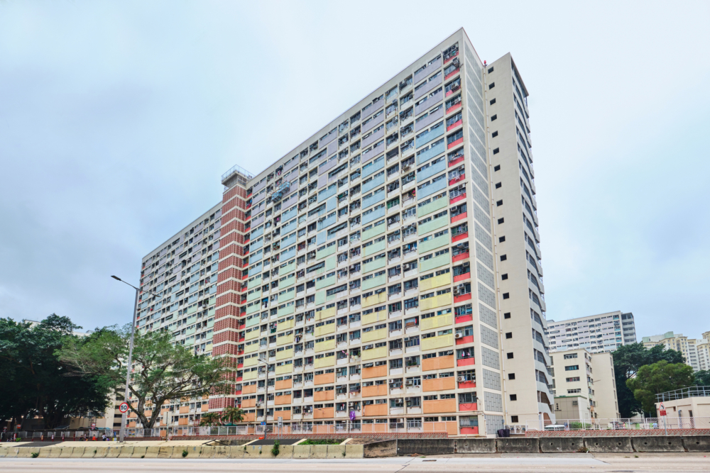 彩虹邨建於1958至1964年間，是香港歷史最悠久的公共屋邨之一，位於九龍黃大仙區，鄰近港鐵彩虹站，交通便利。