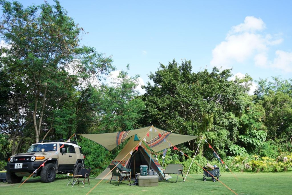 虎地山莊營地是一個位於上水虎地坳村的熱門車中泊地點，提供洗手間、冷熱水淋浴、共用雪櫃和燒烤爐等完善設施，環境清幽且鄰近梧桐河，適合觀星賞螢火蟲，並提供吉普車和車頂營租借服務。