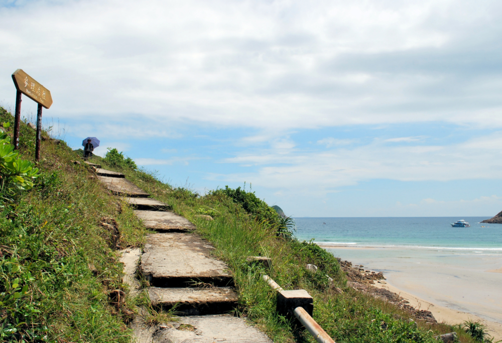 麥理浩徑以西貢的北潭涌作為起點，再以屯門為終站，全長約100公里，共分為十段，橫跨八個郊野公園。