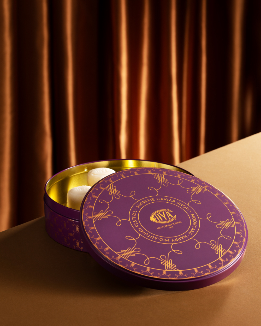 外盒設計以深紫色配上 COVA 經典圖騰，氣質高雅非凡！