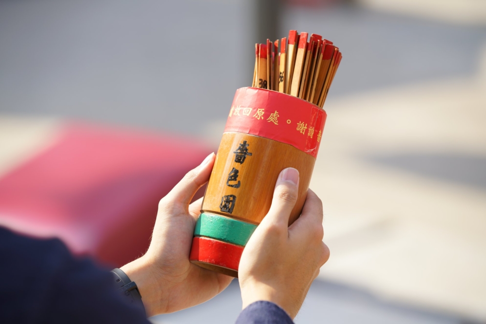 黃大仙祠是香港最有名的廟宇之一，由嗇色園於1921年建成，至今已有超過一百年歷史。