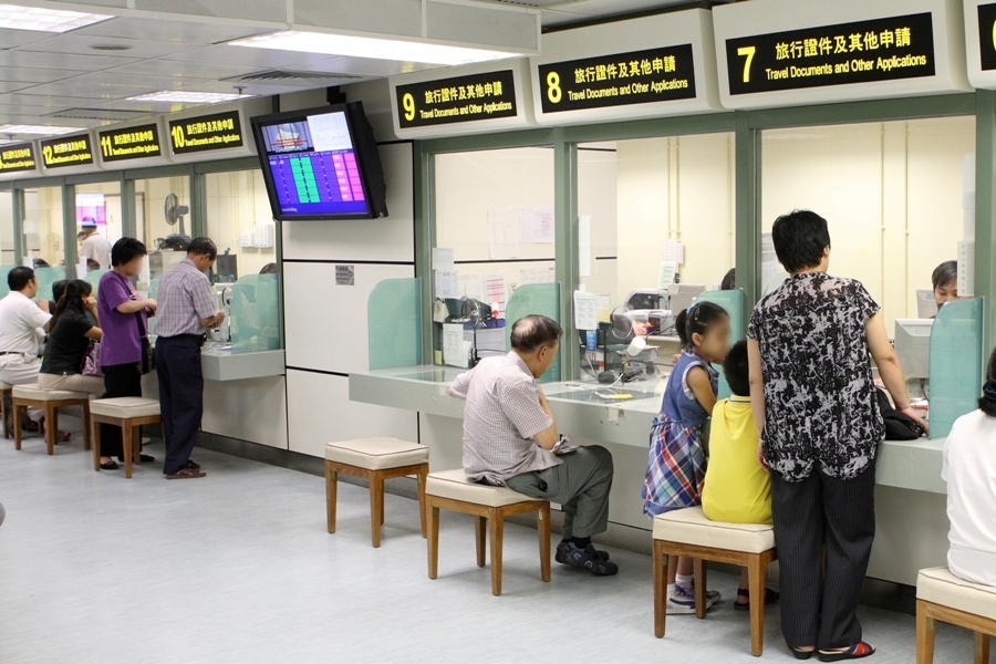 回港證的申請方法有親身遞交、郵寄及投遞箱三種，其中親身辦理最快捷，且可透過政府網站、電話或App預約，對於16歲以下人士則必須由家長陪同親身辦理。