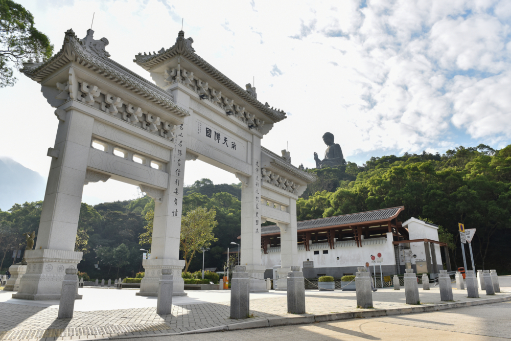 前往天壇大佛有多種交通方式，其中昂坪360纜車體驗最佳、巴士最經濟實惠，而的士則最省時快捷。