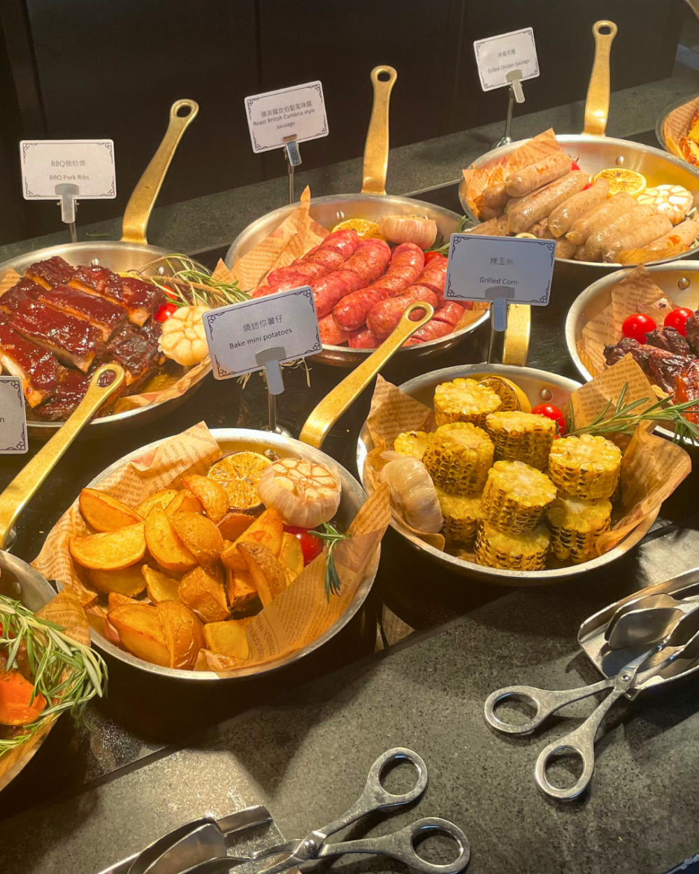 仲設有戶外燒烤區!各式烤肉、香腸、烤蔬菜,款款都咁吸引,真係要留肚逐一品嚐!